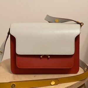 Marni Medium Trunk Bag
H:17cm, W:25cm, D:10xm